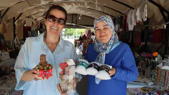 Kırşehirli kadınlar el emeği ürünlerini Cacabey Meydanı’nda nakde çeviriyor