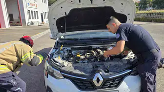 Bursa'da otomobilin motoruna gizlenen kedi kilometrelerce yol katetti