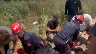 Adana'da sulama kanalına düşen otomobildeki anne ve oğlu hayatını kaybetti