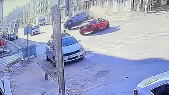 Eskişehir’de ara sokak kazası Hafif ticari araç yan yattı