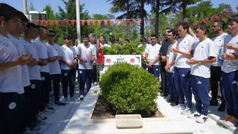 1070 kilometre pedal çevirdiler Şehit Ömer Halisdemir’e ulaştılar