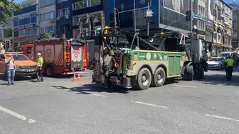 Fatih’te İETT otobüsü ambulansı devirdi
