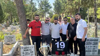 Şampiyonluk kupasını taraftarlar mezar başında andı