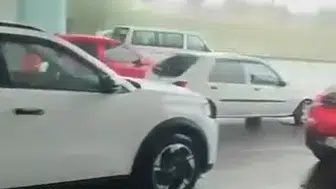 Mudanya'da aniden bastıran sağanak kuryeleri zor durumda bıraktı