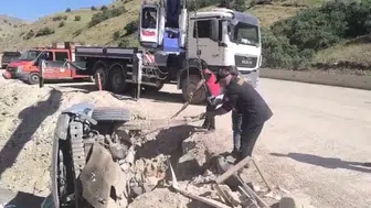 Yüksekova yolunda kaza üç kişi hastaneye kaldırıldı