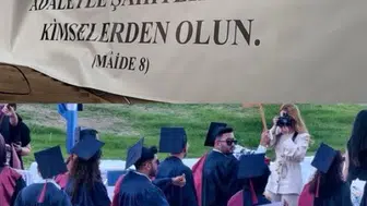 Eskişehir’deki mezuniyet töreninde pankart krizi yaşandı