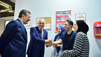 Cevdet Yılmaz öğrencilerin çalışma durağına uğradı