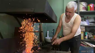 Sivaslı usta 60 derecelik atölyede çeliğe şekil veriyor