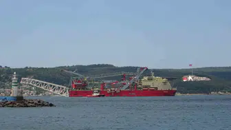 Dev boru döşeme gemisi Çanakkale Boğazı’nı geçiyor