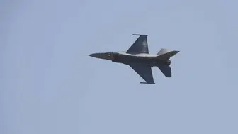 Yunanistan'da eğitim uçuşundaki F-16 zorunlu iniş yaptıktan sonra yandı