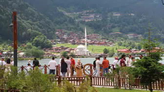 Uzungöl’de beklenen turizm hareketliliği temmuzla birlikte başladı