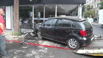 Kadıköy’de sabah trafiğinde kontrolden çıkan otomobil galeriye girdi