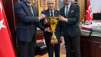Boksörlerden Devlet Bahçeli’ye Avrupa şampiyonluğu hediyesi