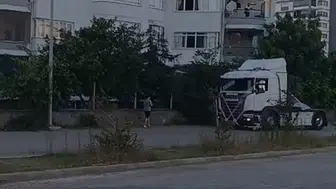 Düğün konvoyunda eğlence pahalıya patladı: Havalı kornanın faturası ağır oldu