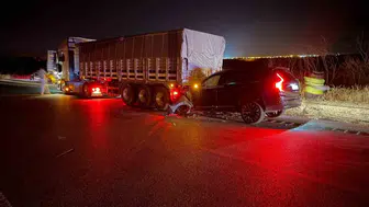 Yozgat yolunda otomobil tıra arkadan çarptı