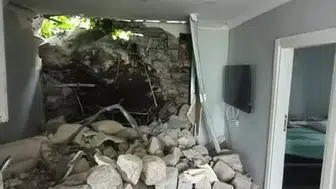 Giresun'da dev kaya parçası evin üzerine düştü