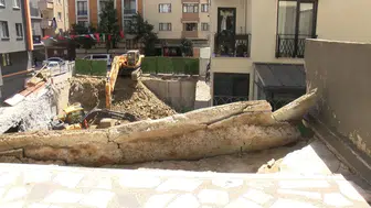 Kağıthane’de inşaat kazası Dozer balkonu yerle bir etti