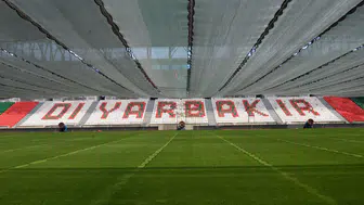 Diyarbakır Stadyumu kavurucu sıcaklara karşı fanlarla serinletiliyor