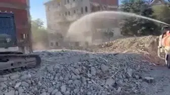 Elazığ’da bina yıkımı korna sesiyle başladı