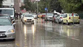 Bolu sokakları sağanak yağışla göle döndü