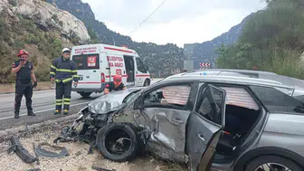 Isparta-Antalya yolunda kaza 4 kişi hastaneye kaldırıldı