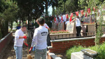 Bursa'da hükümlüler şehit kabirlerini temizledi