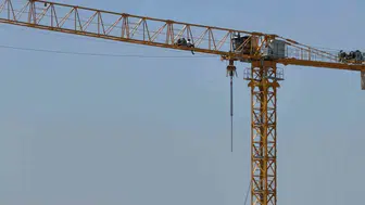 Bolu’da inşaat işçisi maaş alamadığı için vince tırmandı