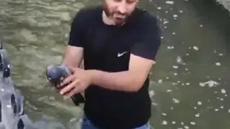 Malatya’da bir vatandaş kanaldan kurtardığı güvercine yuva oldu