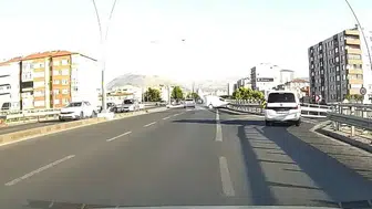 Kayseri'de sürücünün kontrolünü kaybettiği araç bariyerlere girdi
