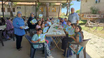 Denizli'de şehitler için düzenlenen hayırda çocuklara tarih kitabı hediye edildi