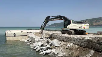 Tatvan sahilindeki köhne iskele yıkılıp yeniden yapılıyor