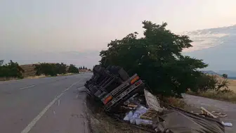Bilecik yolunda tır devrildi sürücü hastaneye kaldırıldı