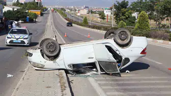 Karaman'da yoldan çıkan otomobil ters döndü