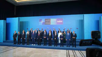 Çekya NATO Zirvesi’ne iki liderle katılarak krizin zirvesine ulaştı
