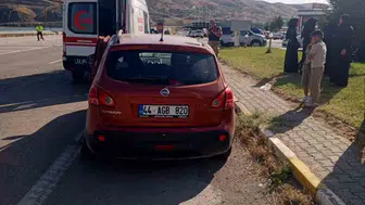 Elazığ’da iki aracın karıştığı kaza trafiği kilitledi