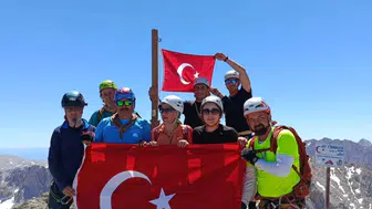 Osmaniyeli dağcılar 15 Temmuz şehitleri için Aladağlar zirvesine çıktı