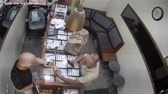 Manisa’da kuyumcuyu soyan hırsızın kaçışı kısa sürdü