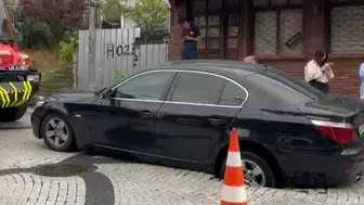 Eyüpsultan’da yol çöktü otomobil çukura gömüldü