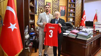 Bahçeli milli futbolcu Merih Demiral ile bir araya geldi