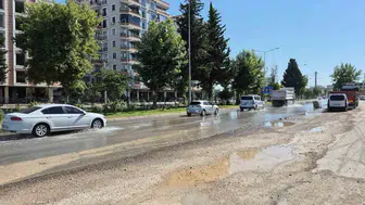 Adıyaman trafiğini felç eden su borusu patladı
