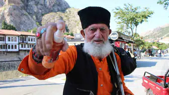 Amasya sokaklarının yaşayan efsanesi kalpaklı esansçı
