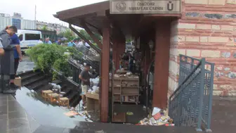 Üsküdar'da sağanak yağış tarihi çarşıyı vurdu
