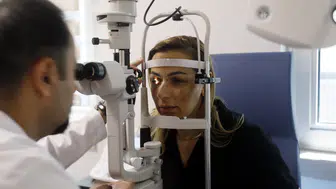 Kornea nakli bekleyen hastaya 10 saniyelik lazer mucizesi