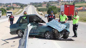 Karaman Mersin yolunda kaza otomobil bariyerlere saplandı