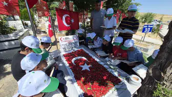 Malatyalı hafızlar 15 Temmuz şehidini kabri başında dualarla andı