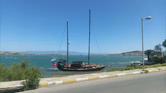 Ayvalık'ta rüzgar şiddetini artırdı tekne karaya sürüklendi