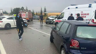 Eskişehir yolunda zincirleme kaza 2’si ağır 6 yaralı
