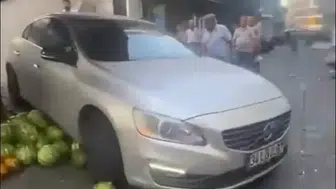 Aydın’da yol kavgası Sürücü pazarcının karpuzlarını ezip geçti