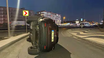 Bakırköy’de gece vakti kaza Sürücü direksiyon hakimiyetini kaybetti