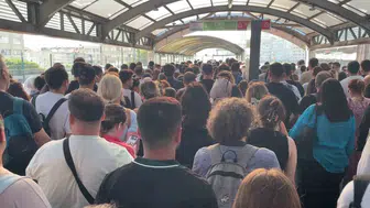 Mecidiyeköy metrobüs durağında sabah yoğunluğu kabusa döndü